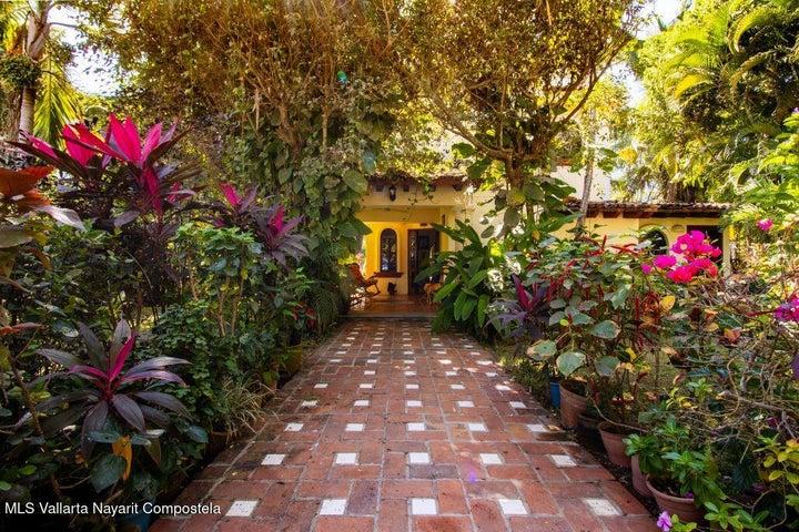 49 JACARANDAS, CASA BEVERLY