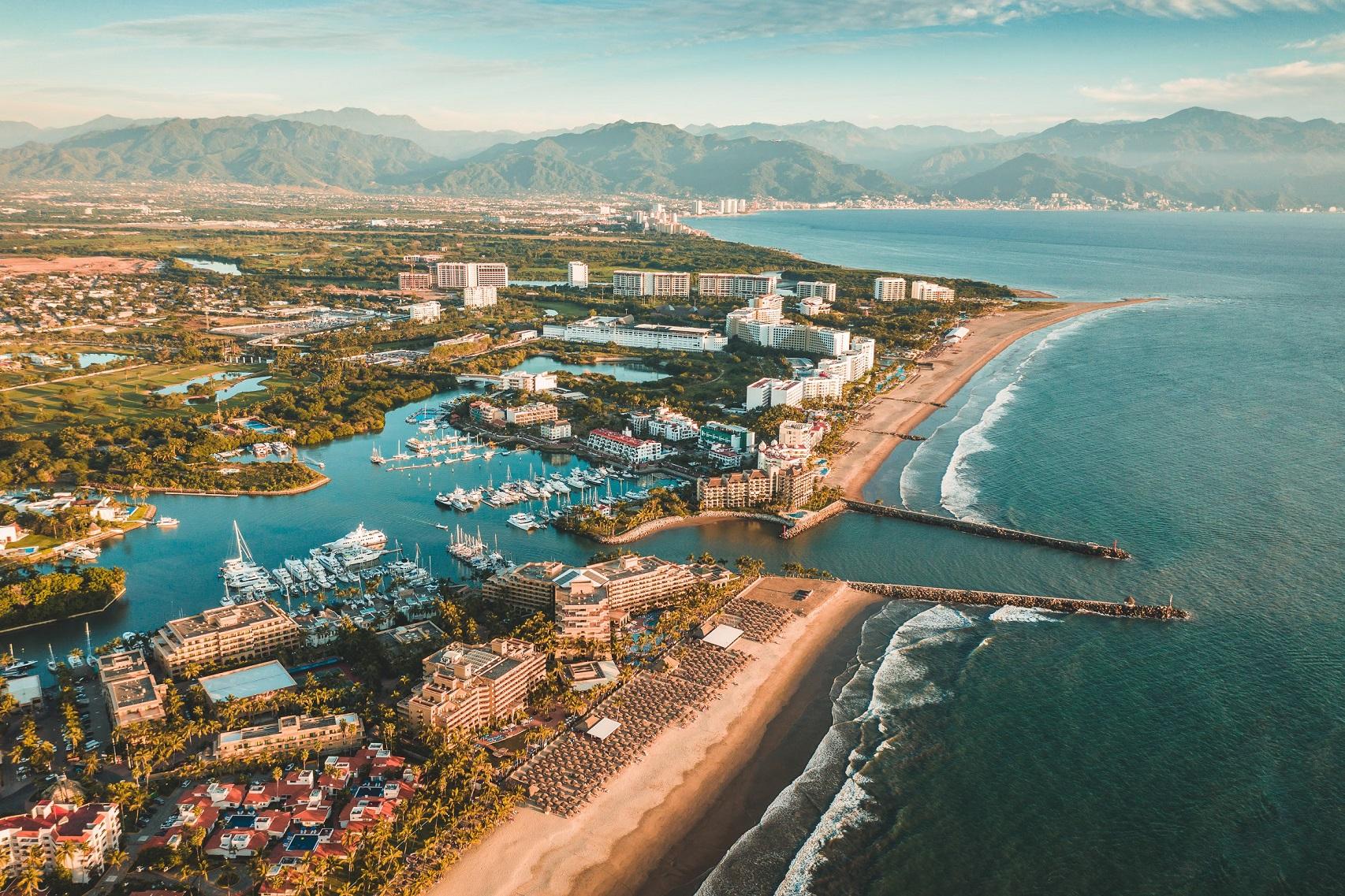 Vista aérea de la marina y la playa de Nuevo Vallarta con la bahía al fondo
