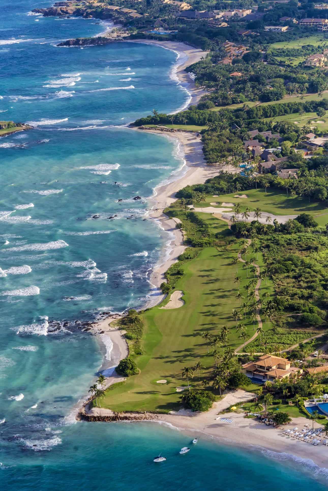 Costa y campo de golf de Punta de Mita desde el aire