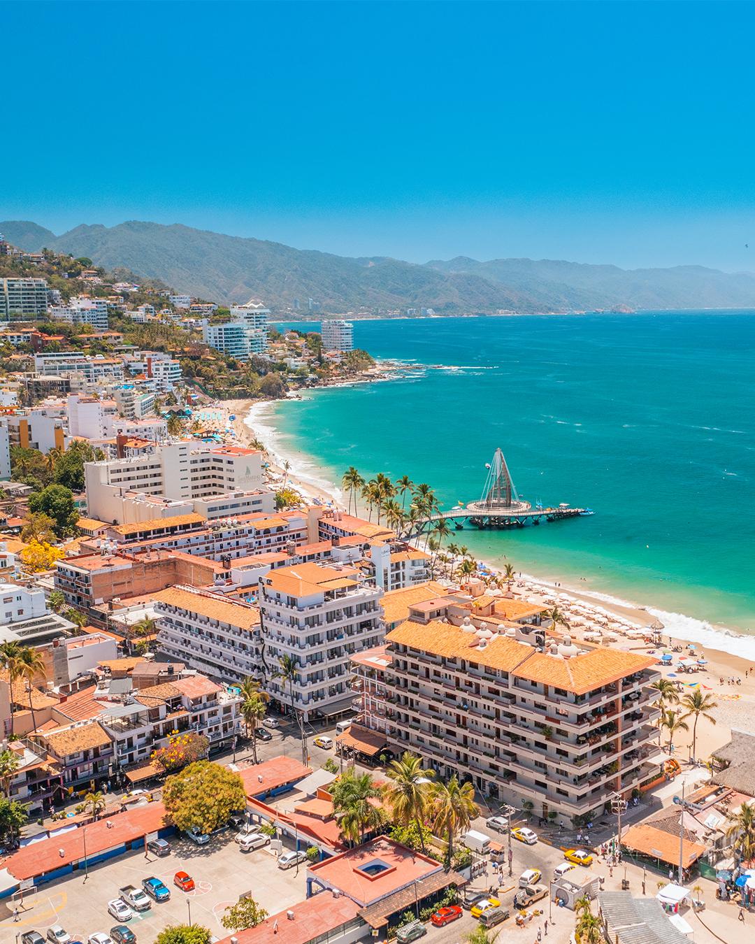 Vista aérea de la Zona Romántica y el muelle de Los Muertos, Puerto Vallarta
