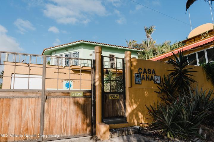 5 Loma, Casa Ana