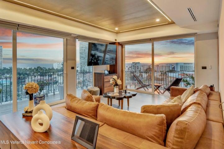 360 Maria Montesori 1001, Zoho Skies