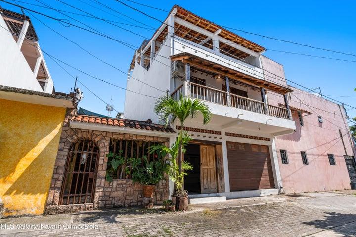 105 Andador Antonio Caso, Casa Parota
