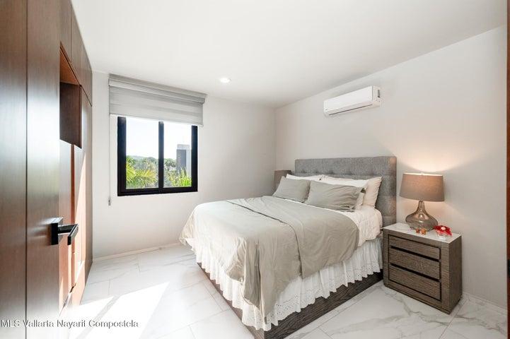100 Las Palmas 2301, Quadrant