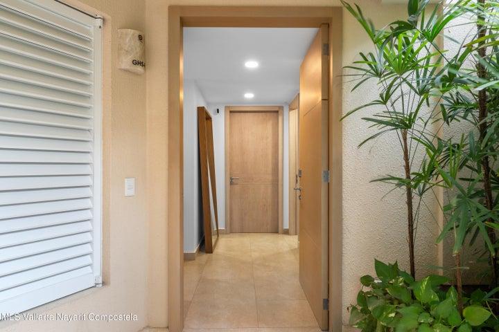 652 Av. Cocoteros Delcanto GH-05-F, Condo Playa