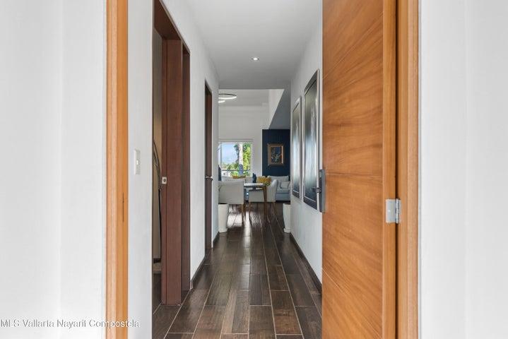 63 A-B Av. Paraiso 307-3, Artesanias 307-3