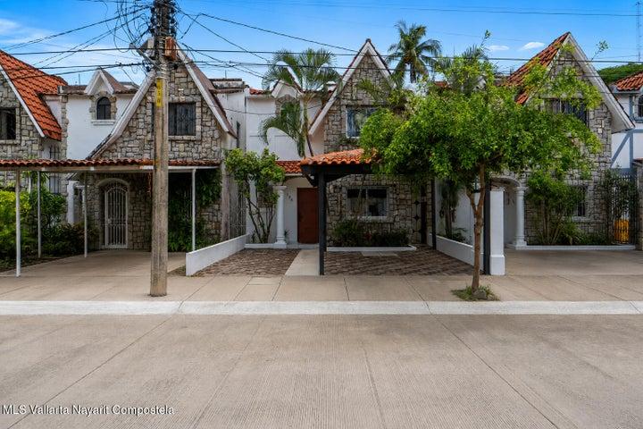 106 Oceano Pacifico, ''Casa Oliver'' Aramara