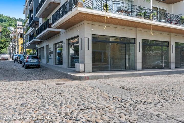 388 Lazaro Cardenas Local 03, D´VINE UP LOCAL 03