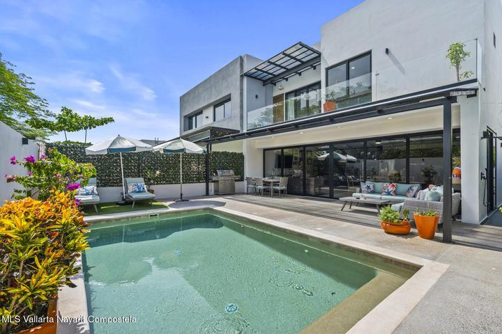 127 MANGO PARAISO, CASA BLANCA